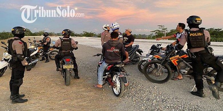 Aparat dari Polres Klaten menciduk balap liar yang terjadi di salah satu ruas jalan tol Solo-Yogyakarta.