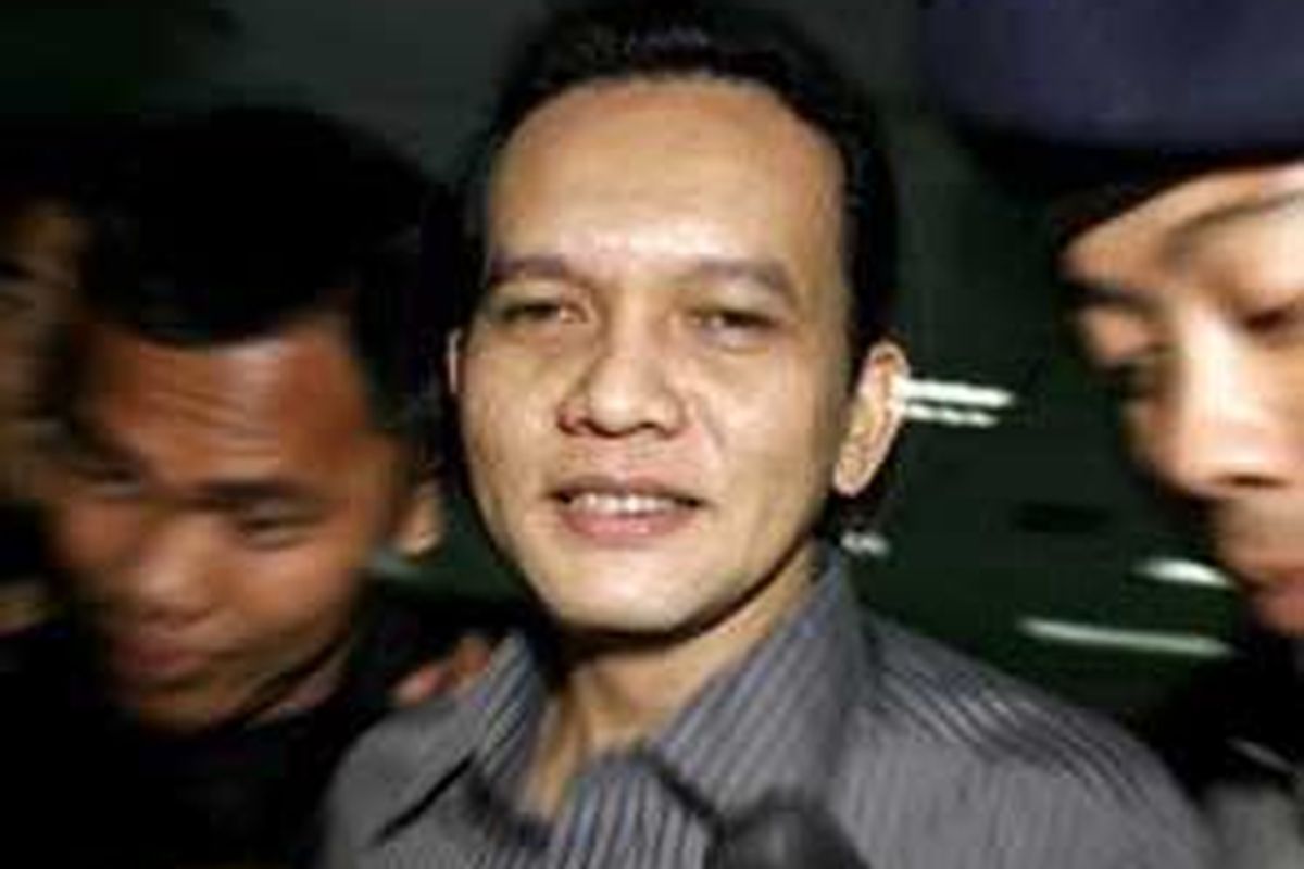 Anggota Komisi IV DPR Al Amin Nur Nasution (tengah), menjalani sidang perdananya di PN Tipikor, Jakarta, Selasa (26/8). Al Amin didakwa melakukan tiga perbuatan korupsi dan diancam hukuman seumur hidup. Dengan dugaan telah memeras Sekda Bintan, Kepulauan Riau, Azirwan, senilai Rp 2,25 miliar untuk alih fungsi hutan lindung di Bintan untuk pembangunan Bandar Sri Bintan.