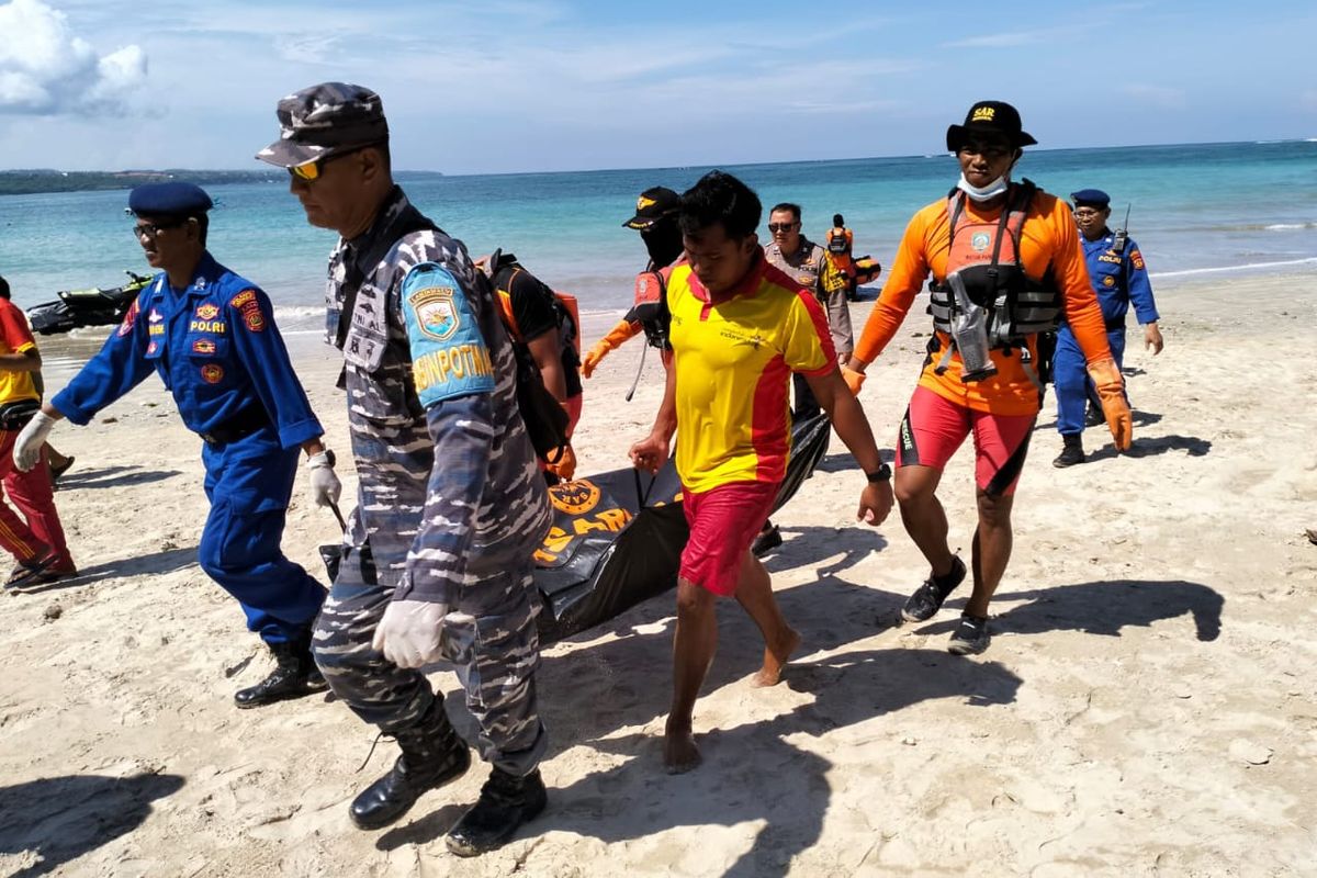 Tim SAR gabungan saat mengevakuasi jenazah pria tanpa identitas yang ditemukan mengambang di Pantai Kelan, tepatnya 3 mil laut ujung landasan arah barat Bandara Internasiona I Gusti Ngurah Rai, Kecamatan Kuta, Kabupaten Badug, Bali, Selasa (26/12/2023). 