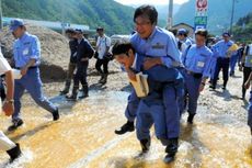 Digendong Saat Tinjau Daerah Bencana, Menteri Senior Jepang Dikecam