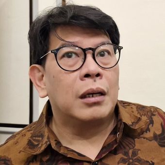Direktur Eksekutif IESR, Fabby Tumiwa diwawancarai terkait tantangan bauran EBT Jateng di Semarang, Kamis (6/2/2025).