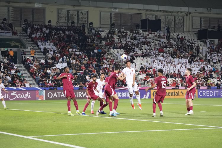 Suasana perebutan bola dalam laga Grup A Piala Asia U23 2024 antara Qatar vs Indonesia di Stadion Jassim bin Hamad, Doha, Senin (15/4/2024).