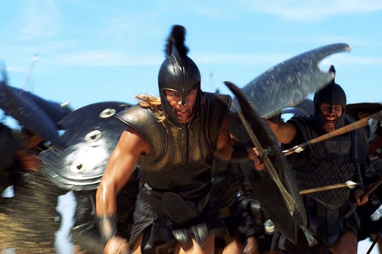 Brad Pitt dalam film Troy (2004). 