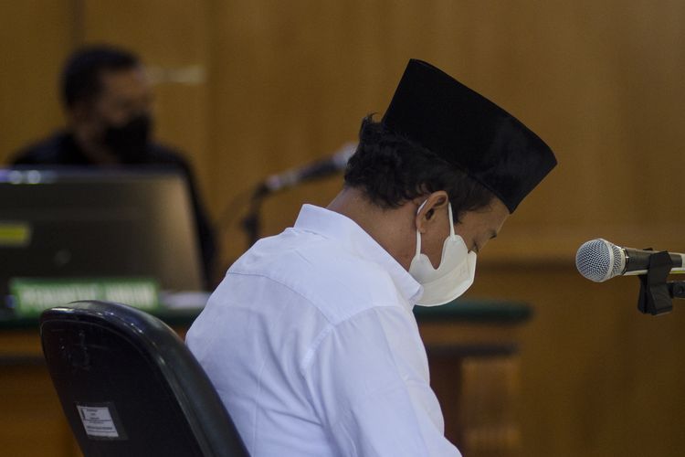 Terpidana kasus kekerasan seksual terhadap anak Herry Wirawan mendengarkan putusan majelis hakim saat  menjalani sidang vonis di Pengadilan Negeri Bandung, Jawa Barat, Selasa (15/2/2022). Majelis hakim Pengadilan Negeri (PN) Bandung menjatuhkan vonis pidana seumur hidup kepada Herry Wirawan atas kasus pemerkosaan 13 santriwati dibawah umur sekaligus diminta membayar restitusi (santunan) kepada para korban. ANTARA FOTO/Novrian Arbi/foc.