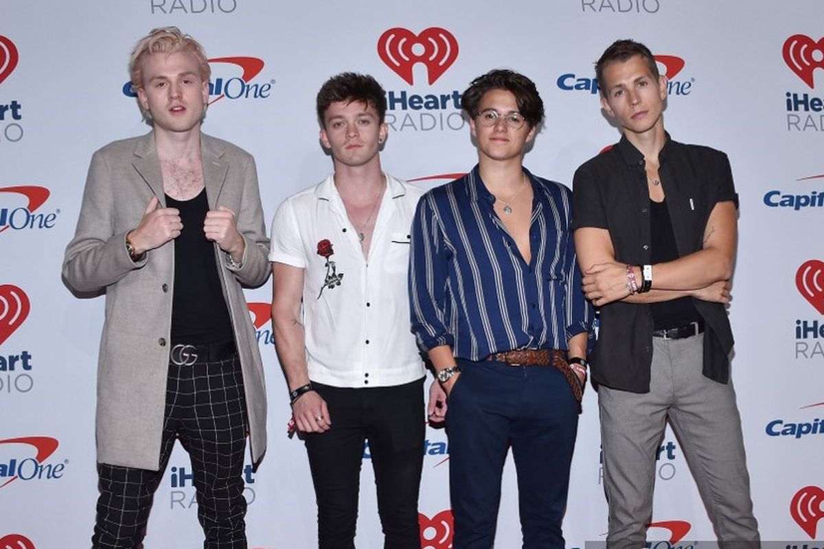 Band The Vamps, (dari kiri) Tristan Evans, Connor Ball, Bradley Simpson dan James McVey tiba di press room iHeartRadio Music Festival di Las Vegas, Nevada, pada 22 September 2018.