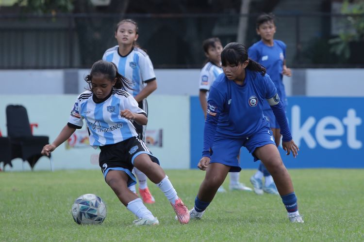 Kompetisi HYDROPLUS Soccer League Surabaya 2026 yang berlangsung di Lapangan Bola Bogowonto, Sabtu (23/5/2026). Tigers Football Academy keluar sebagai juara U18, sementara itu di level U15, Arema FC Women yang memuncaki klasemen akhir pada ajang pembinaan sepak bola putri usia muda yang digagas Bakti Olahraga Djarum Foundation. 