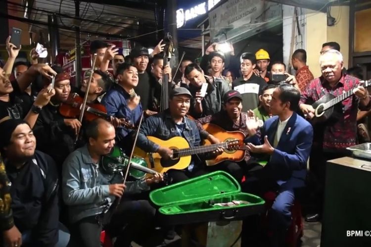 Para pemusik jalanan di Kota Bandung menghibur Presiden Joko Widodo.