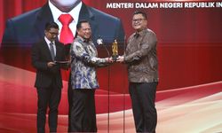 Mampu Jaga Sinergi Pusat-Daerah, Mendagri Tito Raih Penghargaan Distinguished Leadership in Home Affairs pada Ajang 