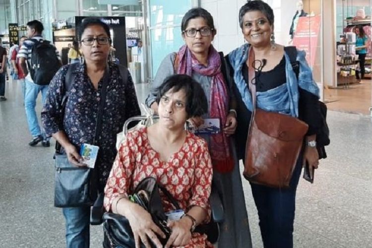 Kuhu Das (berdiri, kiri) dan Jeeja Ghosh (duduk di kursi roda), dua aktivis penyandang disabilitas. Keduanya mengungkapkan dipermalukan petugas bandara di Kolkata, India, akhir pekan lalu.