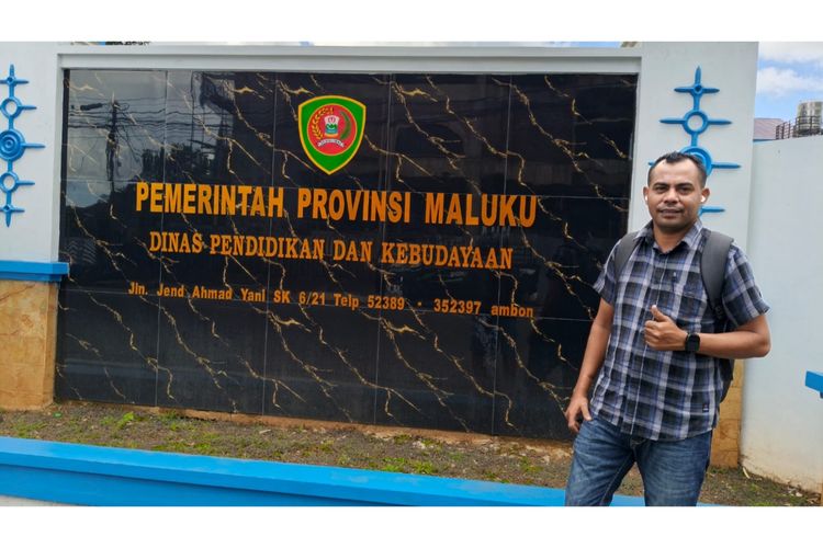 Kisah Hairudin, Guru yang Terpaksa Copot Baju Dinas ke Sekolah Kala Laut Pasang