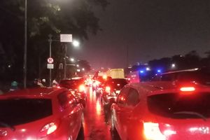 Lalin Jalan Gatot Subroto Macet Parah Rabu Malam Usai Hujan Deras