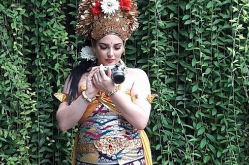 Cantiknya Pramugari Rombongan Raja Salman dengan Busana Penari Bali