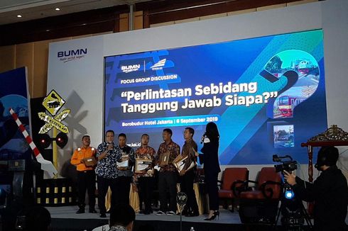 Hindarkan Kereta dari Kecelakaan, Warga dan Penjaga Jalan Lintasan Dapat Penghargaan