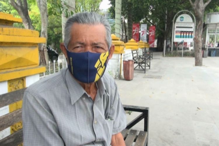 Muhammad Fikri (73), seorang warga Pekanbaru, Riau, memakai masker untuk mencegah paparan kabut asap karhutla, Selasa (3/10/2023).