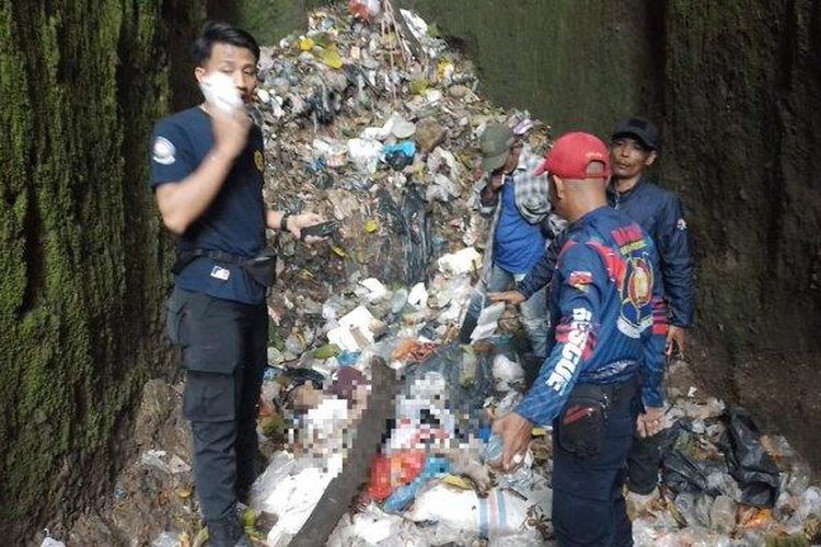 Tim gabungan saat menemukan korban berinisial FL di jurang di kawasan Lapangan Atas Ngarai, Kota Bukittinggi, Selasa (6/2/2024)

