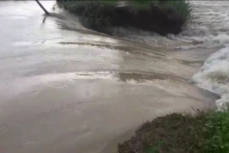 Kondisi Tanggul kali Avour yang jebol akibat tak mampu menampung debit air hujan dan air luapan sungai Bengawan Solo di Desa Pucangarum, Kecamatan Baureno, Kabupaten Bojonegoro.