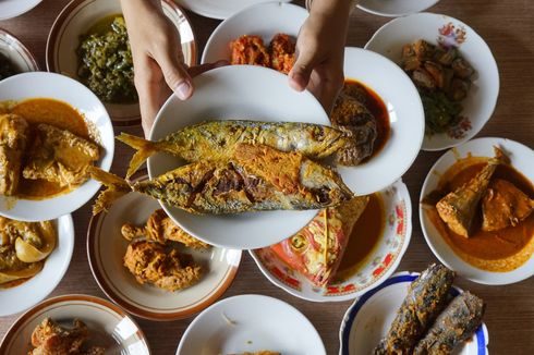 Makan Nasi Padang Pakai Sendok atau Tangan, Mana yang Lebih Nikmat?