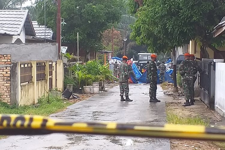 Proses evakuasi bodi pesawat tempur TNI AU yang jatuh di Perumahan Mutiara Sialang Indah, Desa Kubang Jaya, Kecamatan Siak Hulu, Kabupaten Kampar, Riau, Selasa (16/6/2020).