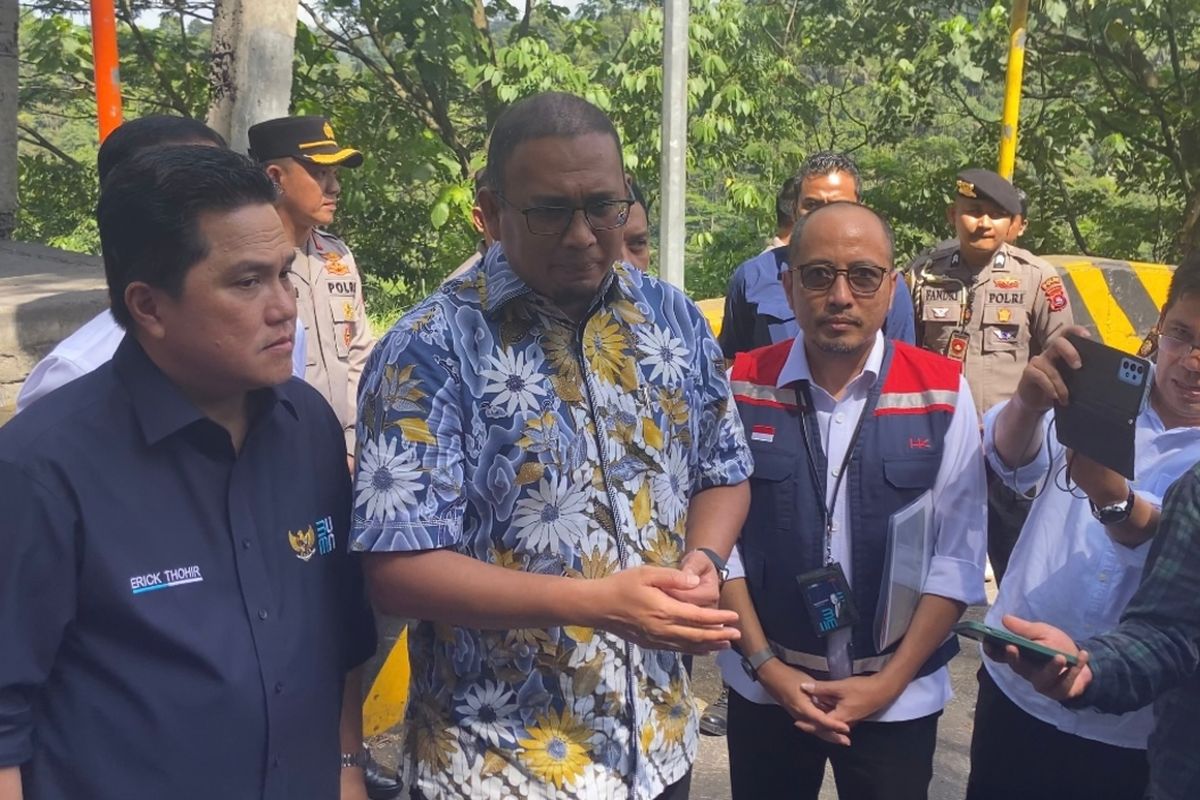 Menteri BUMN Erick Thohir didampingi anggota DPR RI Andre Rosiade meninjau kawasan Sitinjau Lauik, Selasa (20/12/2022).