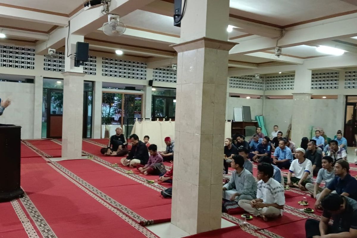 Suasana tausiyah jelang shalat maghrib di Masjid Al-Abrar, Tanah Abang, Jakarta Pusat.