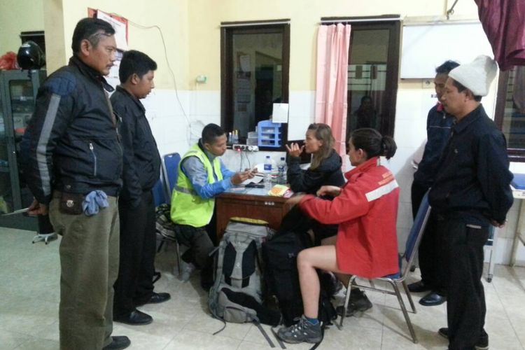 Dua Turis Perancis dimintai keterangan setelah ditemukan tersesat di jurang antara Gunung Bromo dan Gunung Batok.