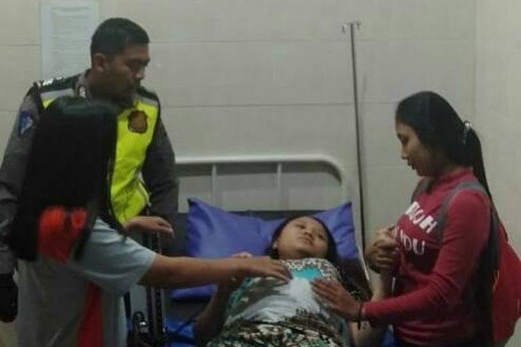 Seorang polisi di Bandung melakukan pengawalan terhadap seorang ibu yang hendak melahirkan ditengah kepadatan arus lalu lintas saat musim libur lebaran 2019.