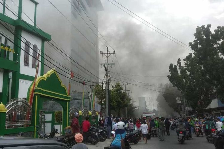 Asap hitam mengepul saat kebakaran gedung jaringan Telkom di Jalan Jenderal Sudirman, Kota Pekanbaru, Riau, Selasa (11/8/2020).