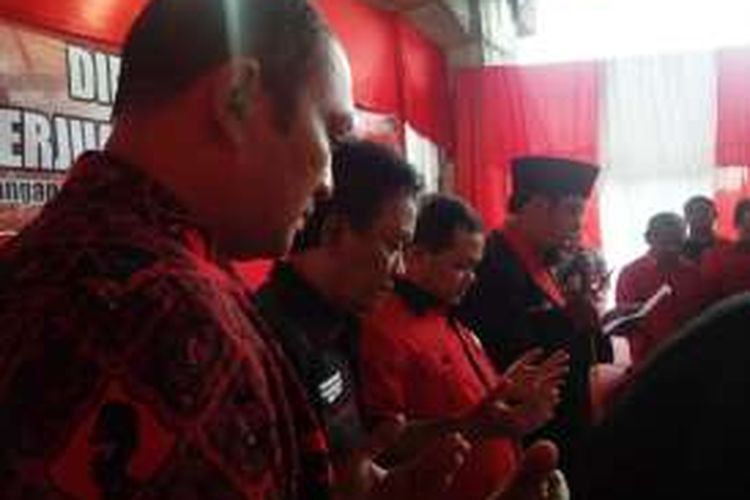 Sekretaris PDI Perjuangan Jawa Tengah, Bambang Kusriyanto (dua dari kiri), saat kegiatan tasyakuran HUT ke 44 PDI Perjuangan di Kantor DPC PDI Perjuangan Kabupaten Semarang di Bawen, Kamis (12/1/2017) petang.