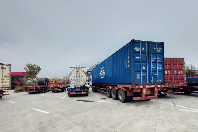 Sopir truk  di China yang sedang beristirahat di rest area Distrik Pudong, Shanghai