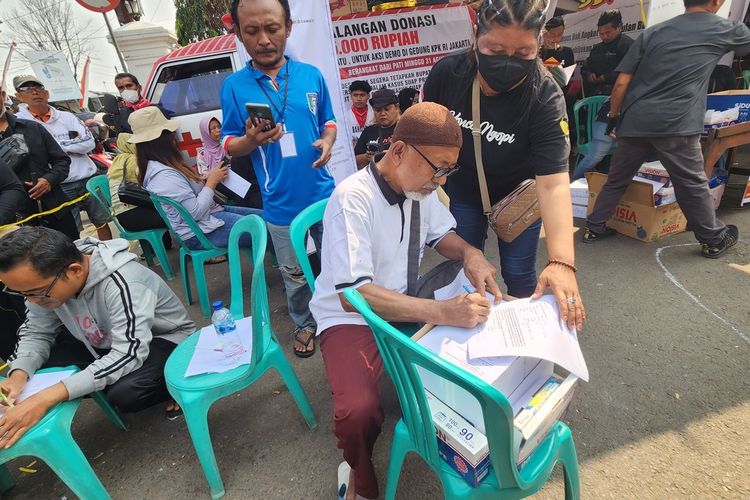 Warga berdatangan mendatangi posko donasi Aliansi Masyarakat Pati Bersatu (AMPB) di depan gerbang Kantor Bupati Pati, dalam rangka aksi mengirimkan surat ke KPK, Senin (25/8/2025) pagi.
