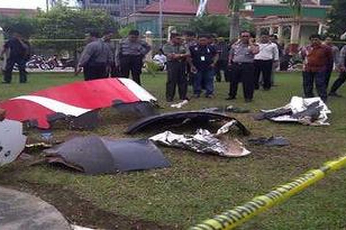 An image posted on Facebook of locals in Batam looking at debris. 