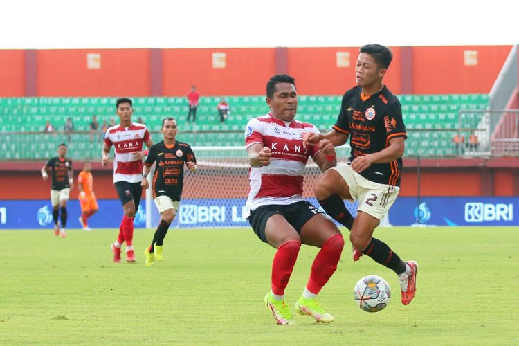 Suasana duel laga pekan ke-27 Liga 1 2022-2023 antara Madura United vs Persija Jakarta di Stadion Gelora Madura Ratu Pamelingan, Pamekasan, Minggu (26/2/2023).