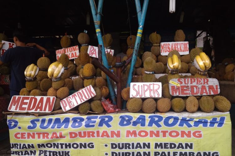 Salah satu gerai yang berdagang di Sentra Durian Kalibata, Jakarta Selatan menawarkan jenis durian yang lengkap.