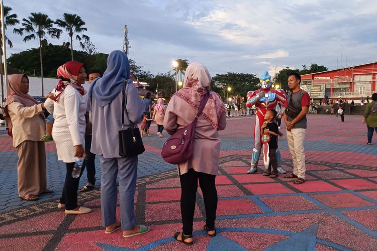 Warga berfoto di pelataran Benteng Kuto Besak, Palembang.