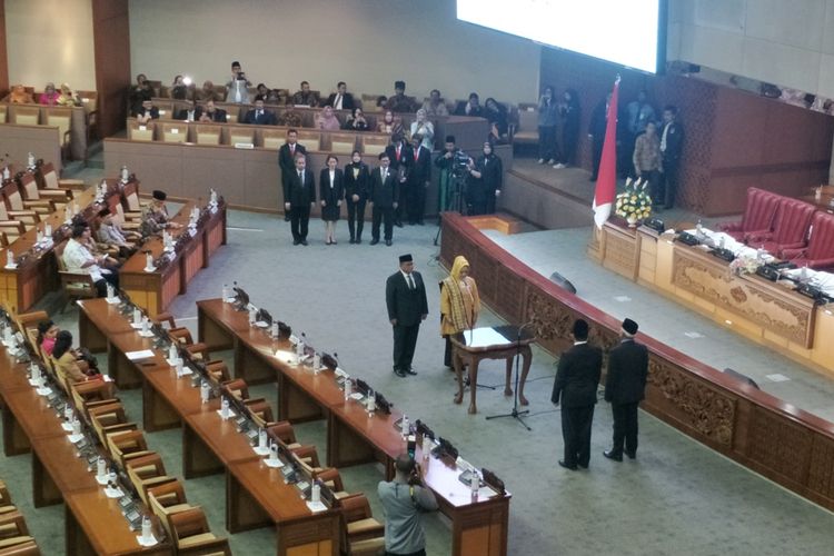 Pimpinan DPR melantik dua anggota pengganti antarwaktu (PAW) dalam Rapat Paripurna ke 15 Masa Persidangan IV Tahun Sidang 2018-2019, di Kompleks Parlemen, Senayan, Jakarta, Kamis (28/3/2019). 