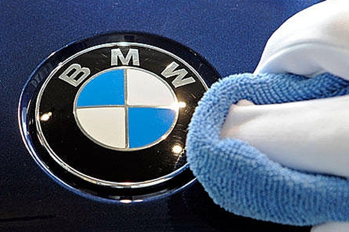 Ilustrasi, logo BMW dilap supaya lebih bersinar.