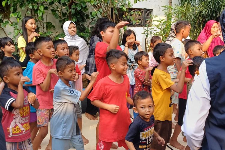 Senyum semringah yang terpancar dari anak-anak korban terdampak kebakaran di wilayah Setiabudi, Jakarta Selatan, saat mengikuti trauma healing di RPTRA Kebon Sawo, Rabu (12/7/2023). 