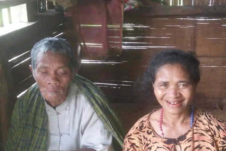 Regina Mbagong bersama suaminya, Matias Sasar, warga Kampung Teren, Desa Mokel, Kecamatan Kota Komba Utara, Kabupaten Manggarai Timur.