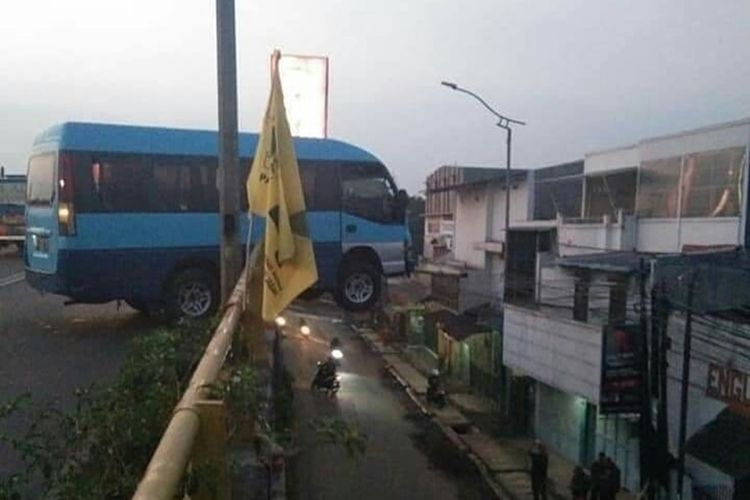Sebuah minibus jemputan karyawan hampir jatuh dari atas fly over Cimindi setelah sebelumnya menabrak pembatas jalan, Rabu (30/10/2019).