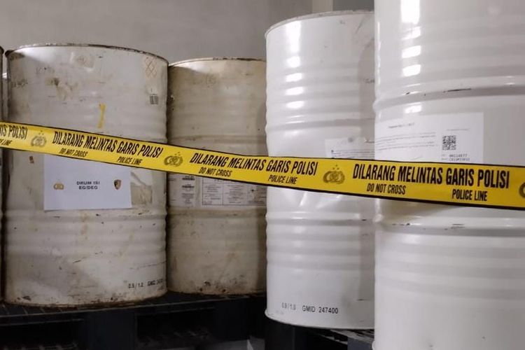 Sejumlah drum berwarna putih yang disita Bareskrim Polri terkait kasus gagal ginjal akut di Rubasan Kelas I Jakut, Cilincing, Jakarta Utara, Senin (30/1/2023).