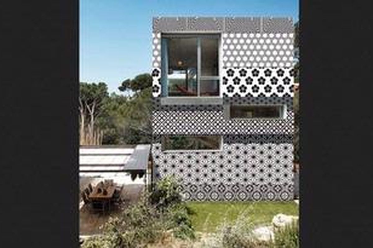 Instalasi seni ini hanya dengan menggunakan garden sprinkler, beberapa meter selang, dan tujuh warna cat berbahan dasar air.