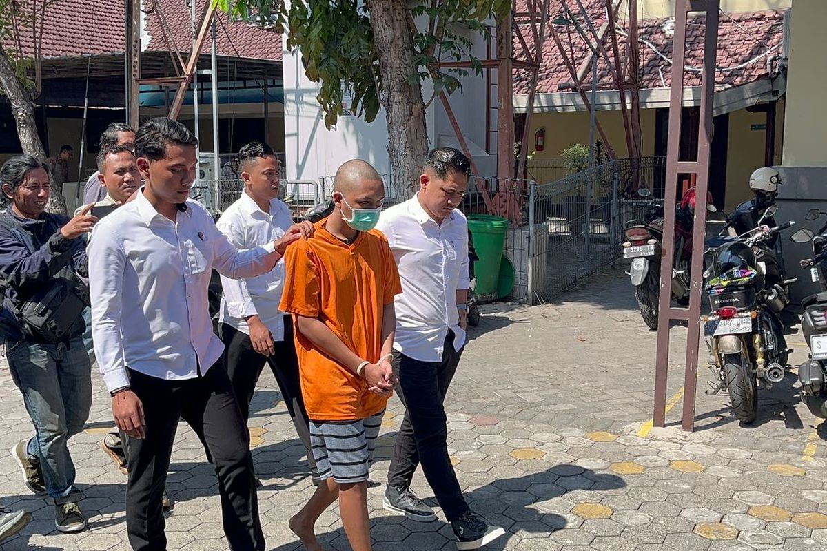 MGS, pelaku pencabulan dan persetubuhan terhadap anak di bawah umur, saat digelandang dan dipublikasikan dalam konferensi pers, di Mapolres Mojokerto Kota, Jawa Timur, Senin (15/7/2024).