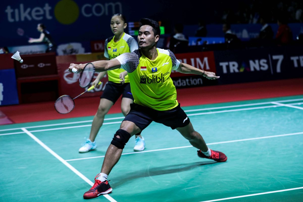 Pasangan ganda campuran Indonesia, Tontowi Ahmad dan Winny Oktavina Kandow saat melawan ganda campuran Malaysia, Goh Liu Ying dan Chan Peng Soon pada babak perempat final turnamen bulu tangkis Blibli Indonesia Open 2019 di Istora Senayan, Jakarta, Jumat (19/7/2019).