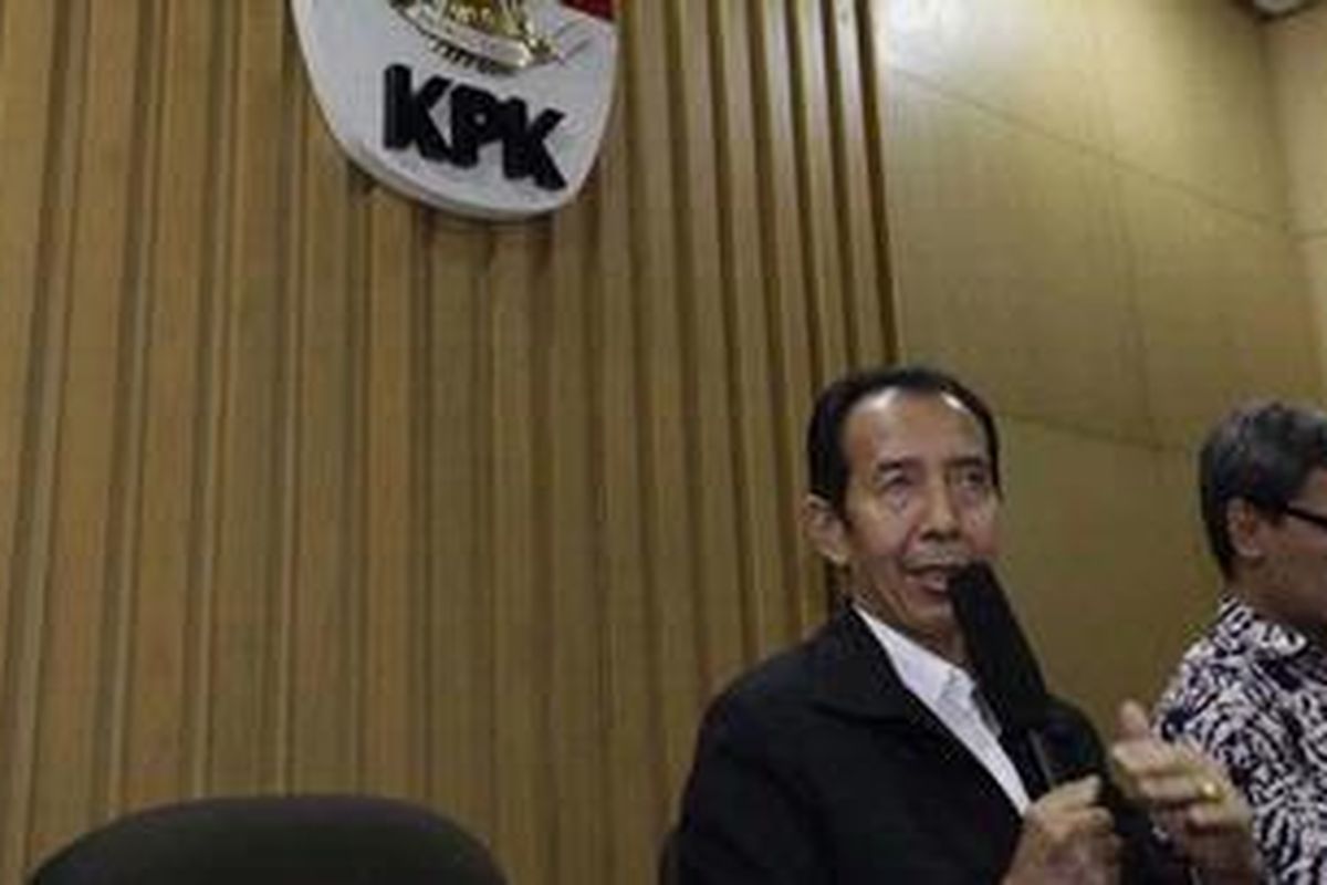 Wakil Ketua Komisi Pemberantasan Korupsi (KPK), Zulkarnain (kiri) bersama juru bicara, Johan Budi menjawab pertanyaan wartawan di Gedung KPK, Jakarta, Rabu (10/10). Menurut Zulkarnain, lima anggota Polri akan tetap bekerja sebagai penyidik KPK meski batas lapor berakhir Rabu (10/10/2012).