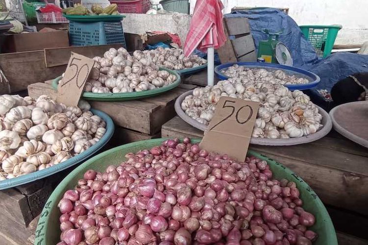 Harga bawang Putih di Pasar Mardika Kota Ambon, Maluku, naik jadi Rp 50.000 per kilogram langarna belum ada kapal pengangkut yang masuk dari Makassar