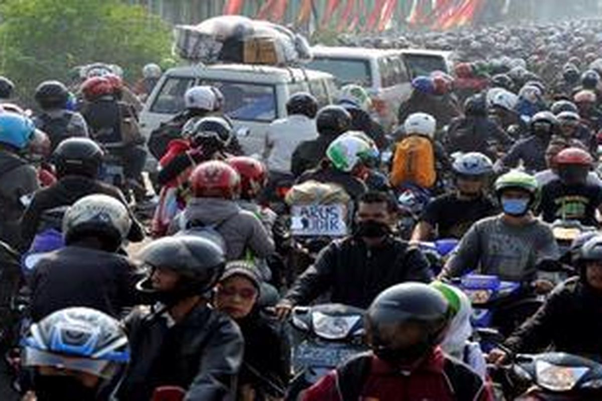 Ribuan pemudik dengan sepeda motor memuhi jalur khusus sepeda motor di Plawad, Karawang Timur, Jumat (17/8/2012). Meski diperuntukkan bagi sepeda motor, kendaraan roda empat juga memenuhi jalur ini. Selain di jalur sepeda motor, kepdatan juga terjadi di jalur pantai utara dari Karawang hingga Sukamandi, Subang.  