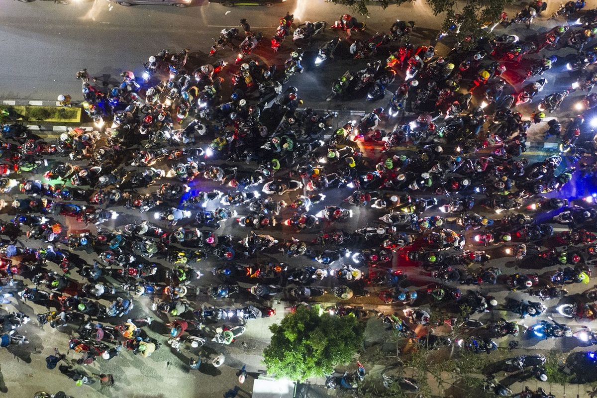 Pemudik sepeda motor terjebak kemacetan saat melintasi posko penyekatan mudik di Kedungwaringin, Kabupaten Bekasi, Jawa Barat, Selasa (11/5/2021) dini hari. Petugas gabungan memutar balikan ribuan pemudik yang melintasi pos penyekatan perbatasan Bekasi -Karawang, Jawa Barat. ANTARA FOTO/Wahyu Putro A/pras.