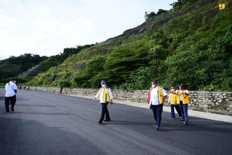 Menteri Basuki saat meninjau penanganan jalur pegunungan Kebun Kopi di Sulteng yang rawan longsor, Selasa (2/8/2022).