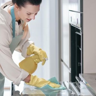 Ilustrasi membersihkan oven
