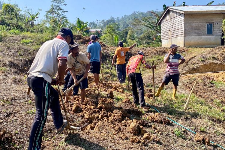Gotong Royong Perbaiki Jembatan, Patriot Transmigrasi dan Warga Mamasa Buka Akses Pengeringan Kopi